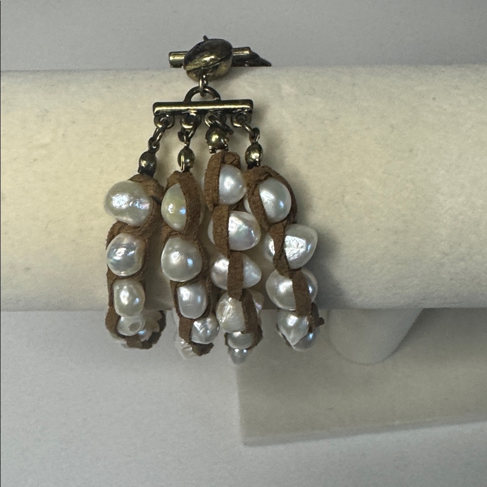 Elegant Pearl and Brown Beaded Bracelet - Picture 2 of 14